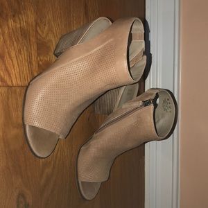 Naturalizer tan side zip heels